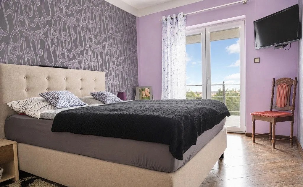 Sypialnia z wyjściem na balkon