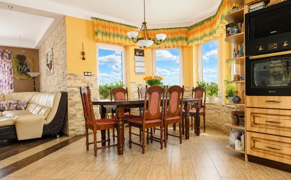 Jadalnia przy panoramicznym oknie